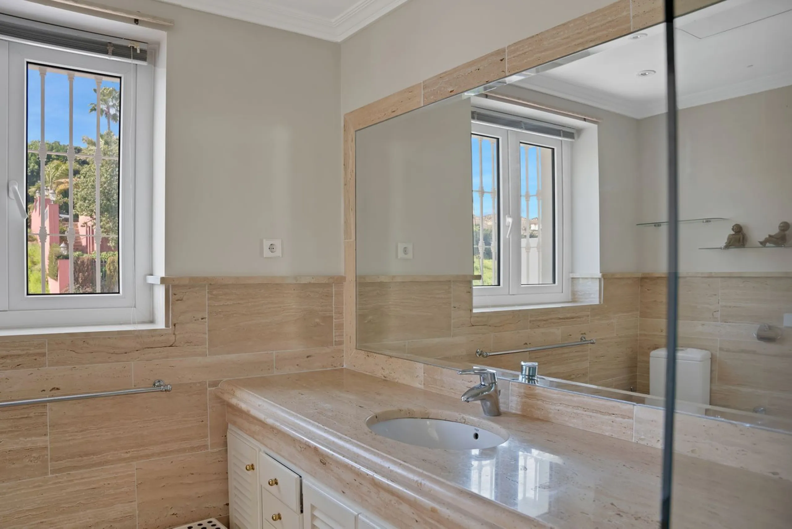 House - Detached Villa в продаже в Marbella, Málaga. В доме 7 спален и 8 ванных комнат. Площадь дома 1133 м². Площадь участка 3149 м²