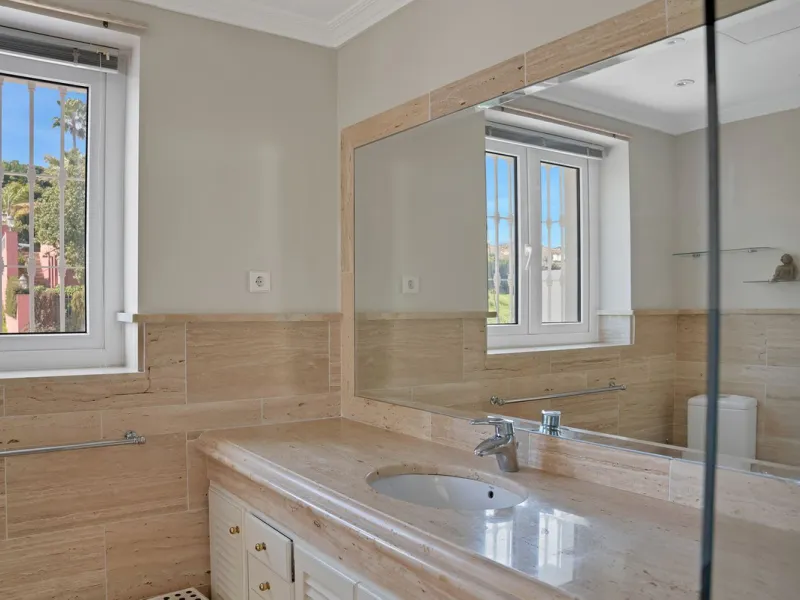 House - Detached Villa в продаже в Marbella, Málaga. В доме 7 спален и 8 ванных комнат. Площадь дома 1133 м². Площадь участка 3149 м²