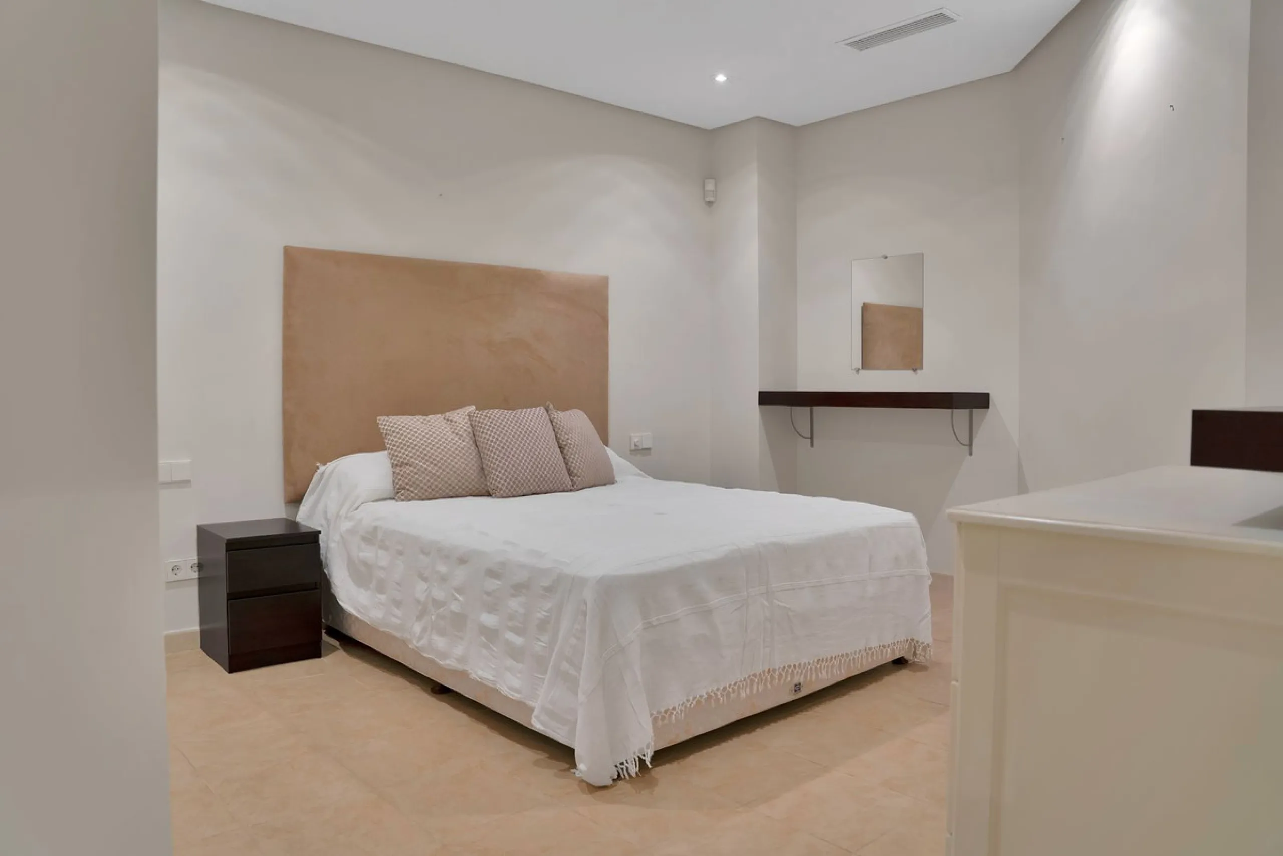 House - Detached Villa в продаже в Marbella, Málaga. В доме 7 спален и 8 ванных комнат. Площадь дома 1133 м². Площадь участка 3149 м²
