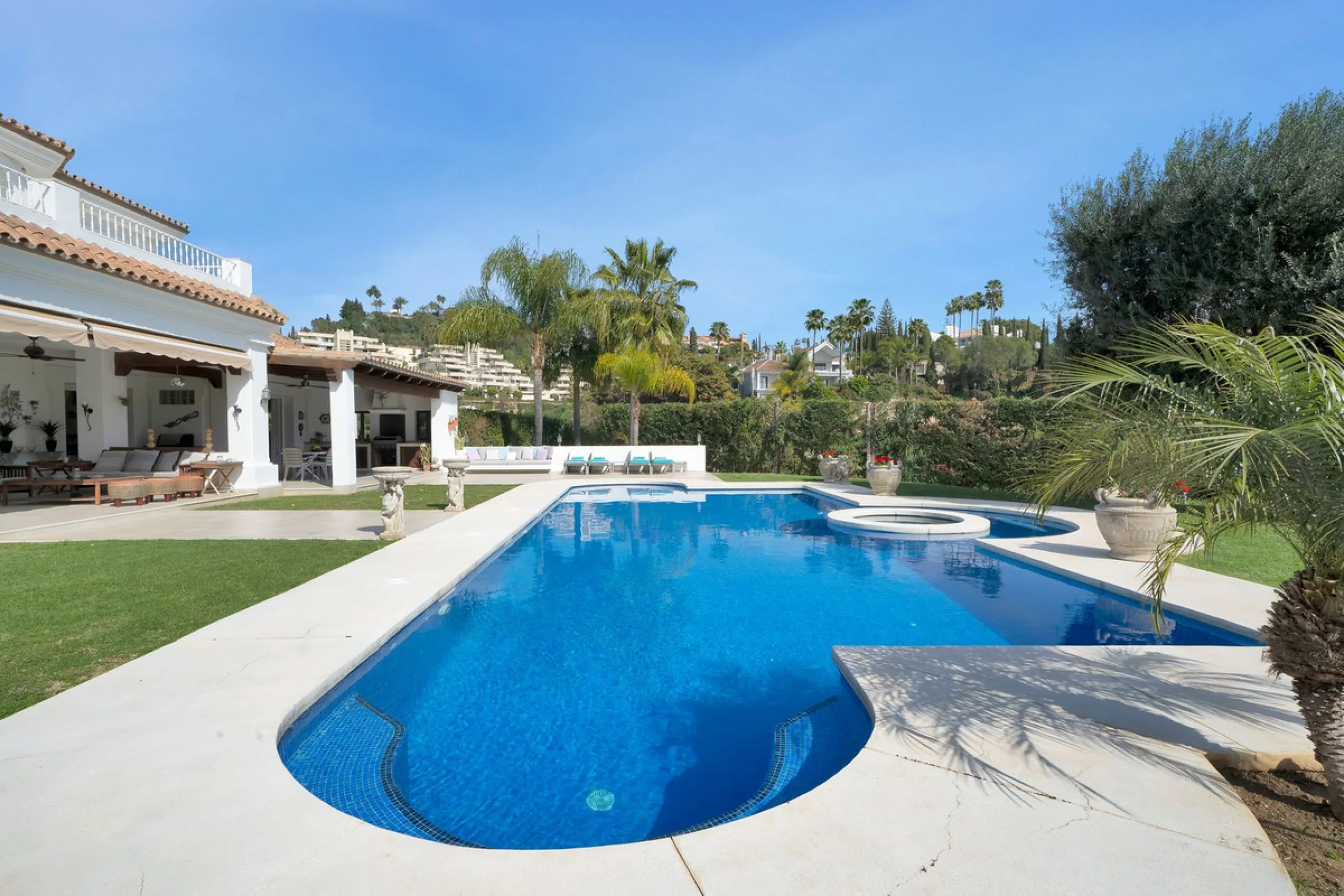 House - Detached Villa в продаже в Marbella, Málaga. В доме 7 спален и 8 ванных комнат. Площадь дома 1133 м². Площадь участка 3149 м²