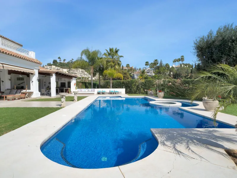 House - Detached Villa в продаже в Marbella, Málaga. В доме 7 спален и 8 ванных комнат. Площадь дома 1133 м². Площадь участка 3149 м²