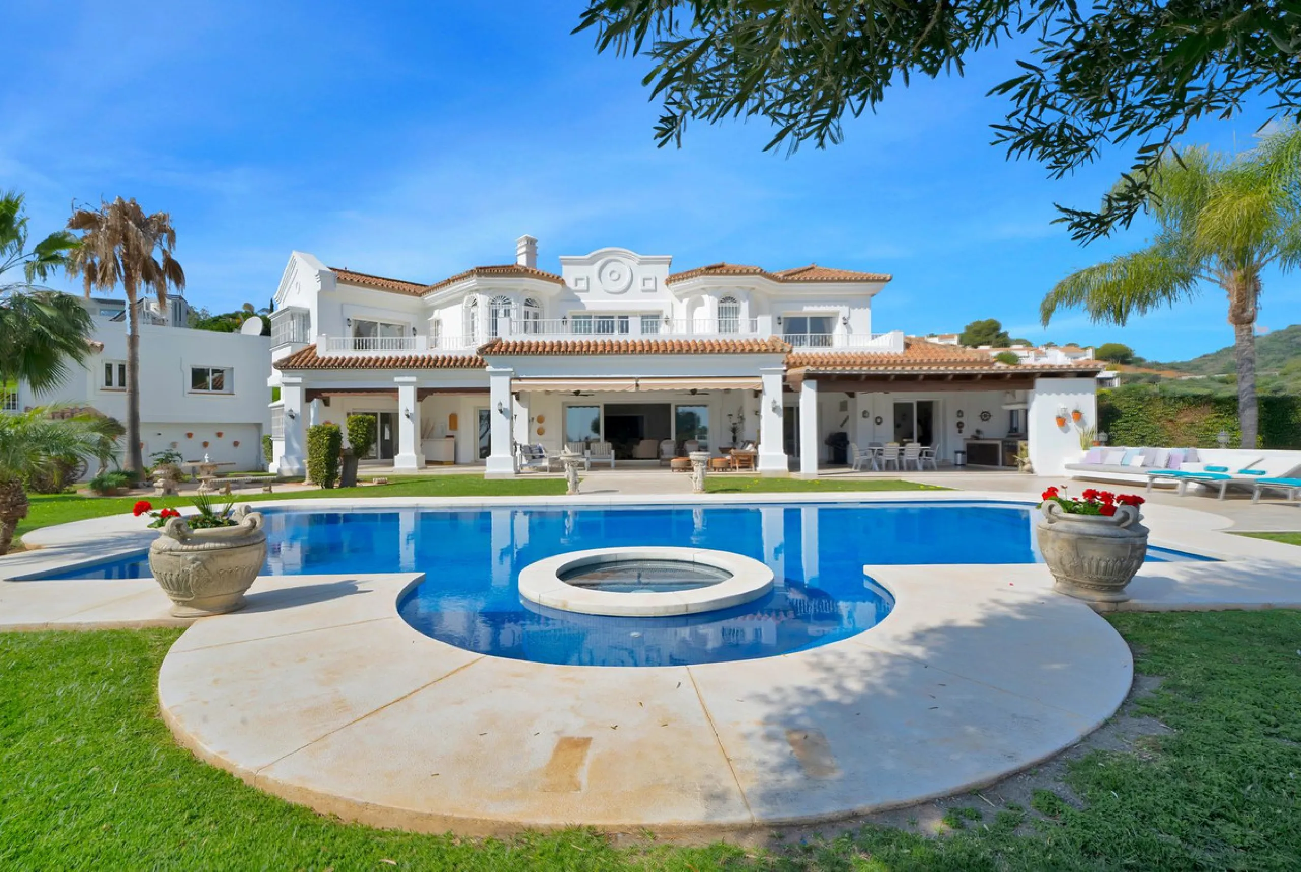 House - Detached Villa в продаже в Marbella, Málaga. В доме 7 спален и 8 ванных комнат. Площадь дома 1133 м². Площадь участка 3149 м²