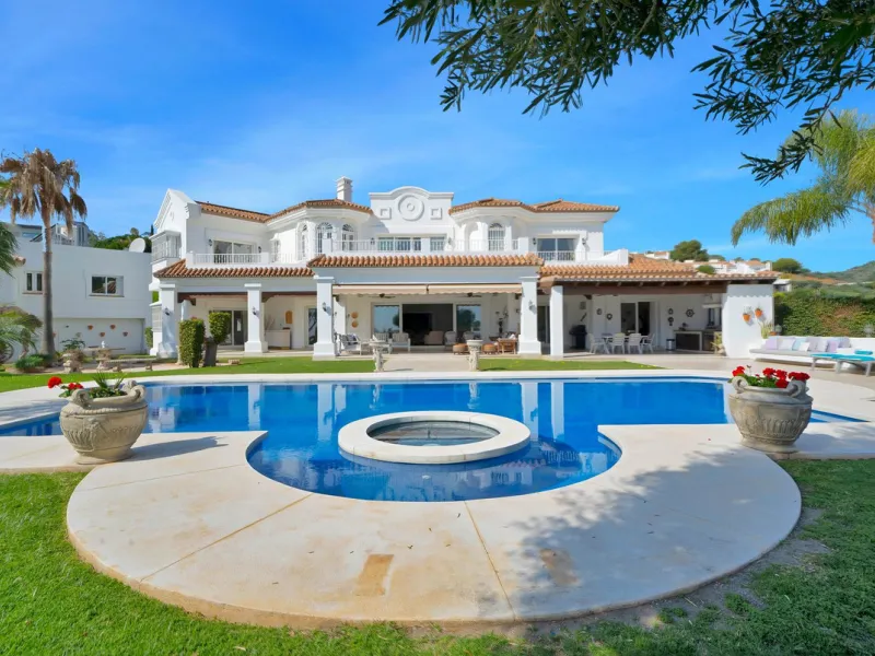 House - Detached Villa в продаже в Marbella, Málaga. В доме 7 спален и 8 ванных комнат. Площадь дома 1133 м². Площадь участка 3149 м²