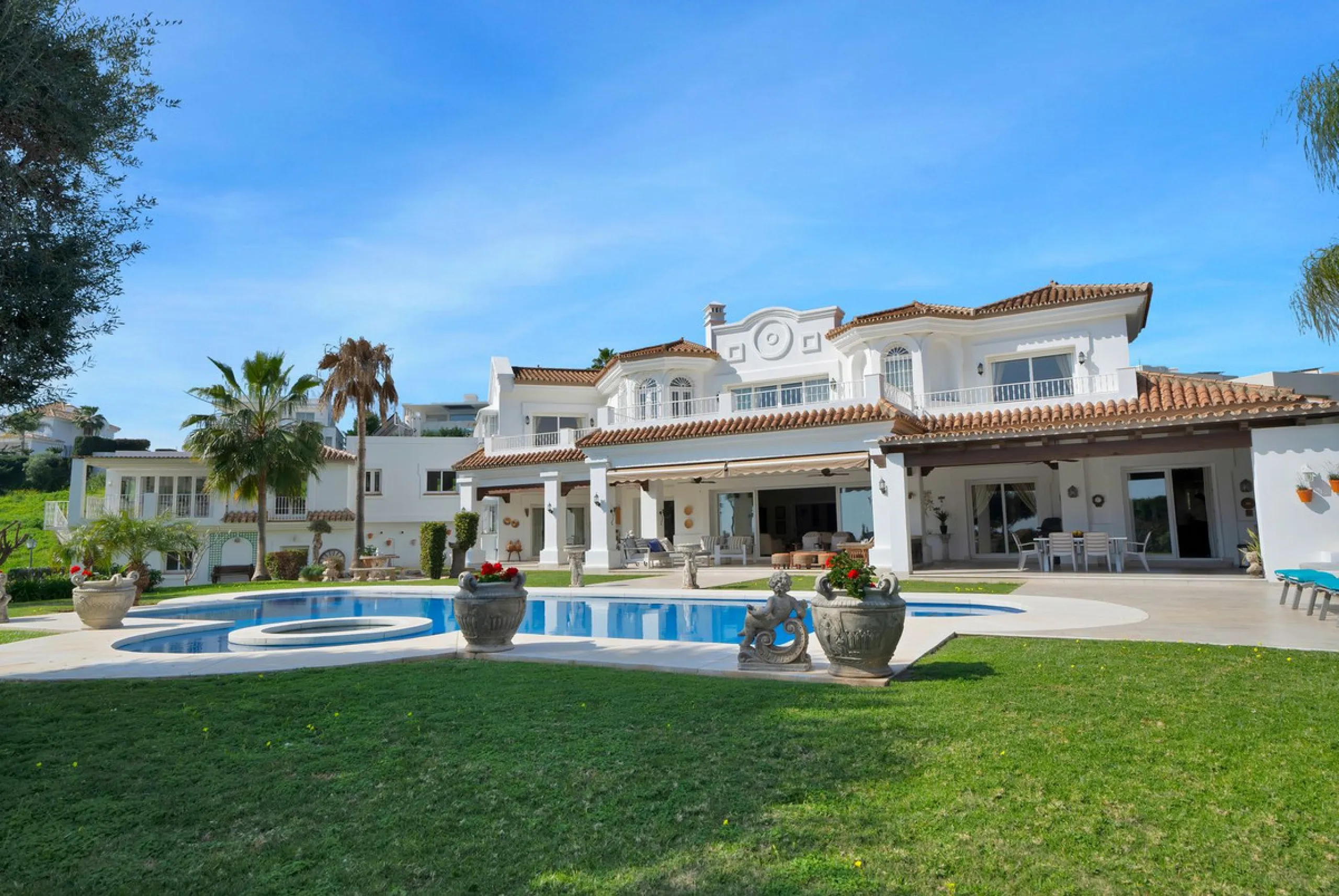 House - Detached Villa в продаже в Marbella, Málaga. В доме 7 спален и 8 ванных комнат. Площадь дома 1133 м². Площадь участка 3149 м²