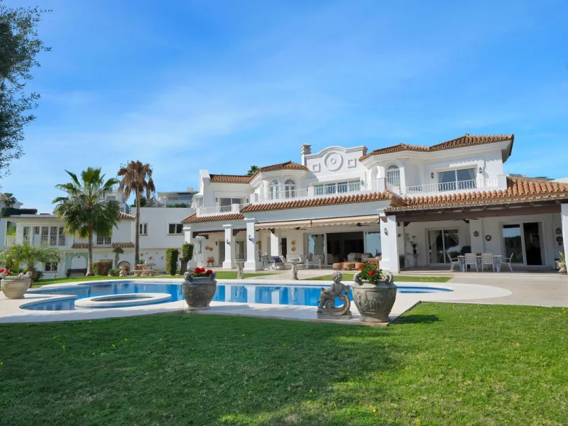 House - Detached Villa в продаже в Marbella, Málaga. В доме 7 спален и 8 ванных комнат. Площадь дома 1133 м². Площадь участка 3149 м²