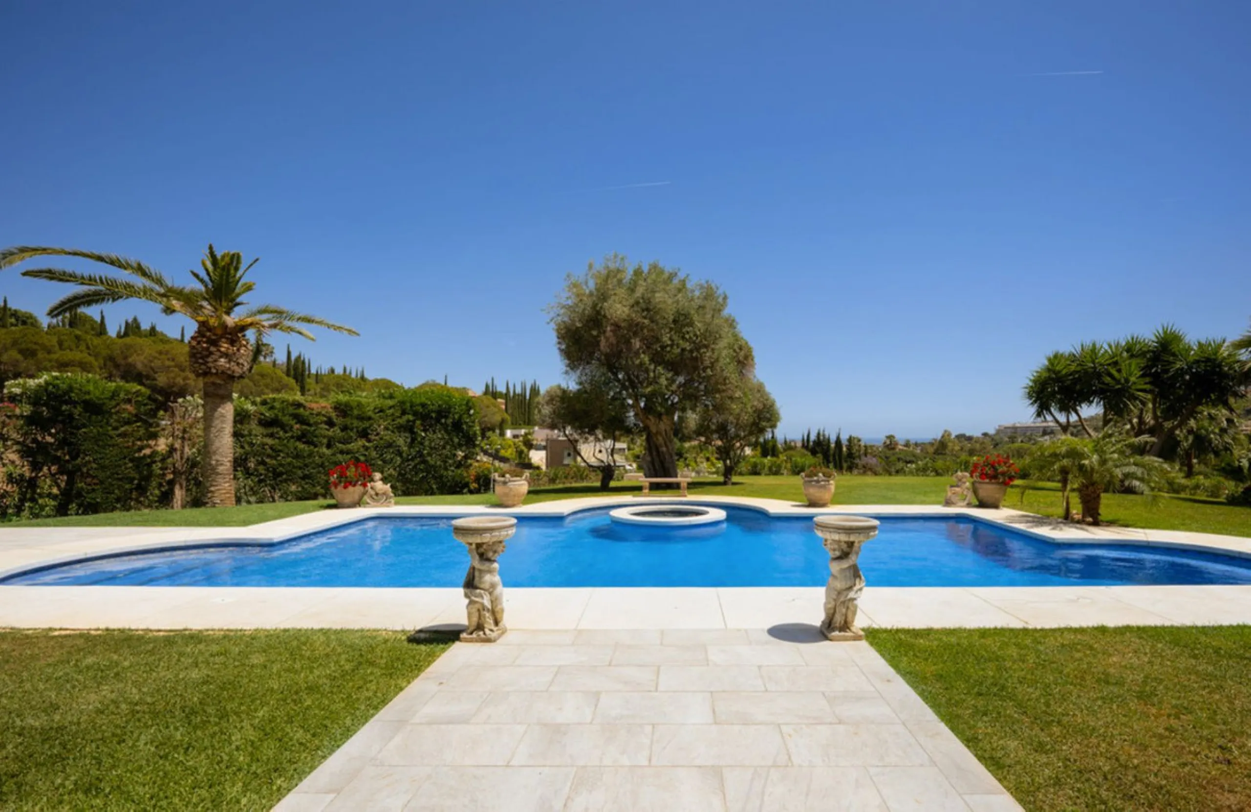 House - Detached Villa в продаже в Marbella, Málaga. В доме 7 спален и 8 ванных комнат. Площадь дома 1133 м². Площадь участка 3149 м²