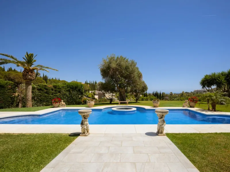 House - Detached Villa в продаже в Marbella, Málaga. В доме 7 спален и 8 ванных комнат. Площадь дома 1133 м². Площадь участка 3149 м²