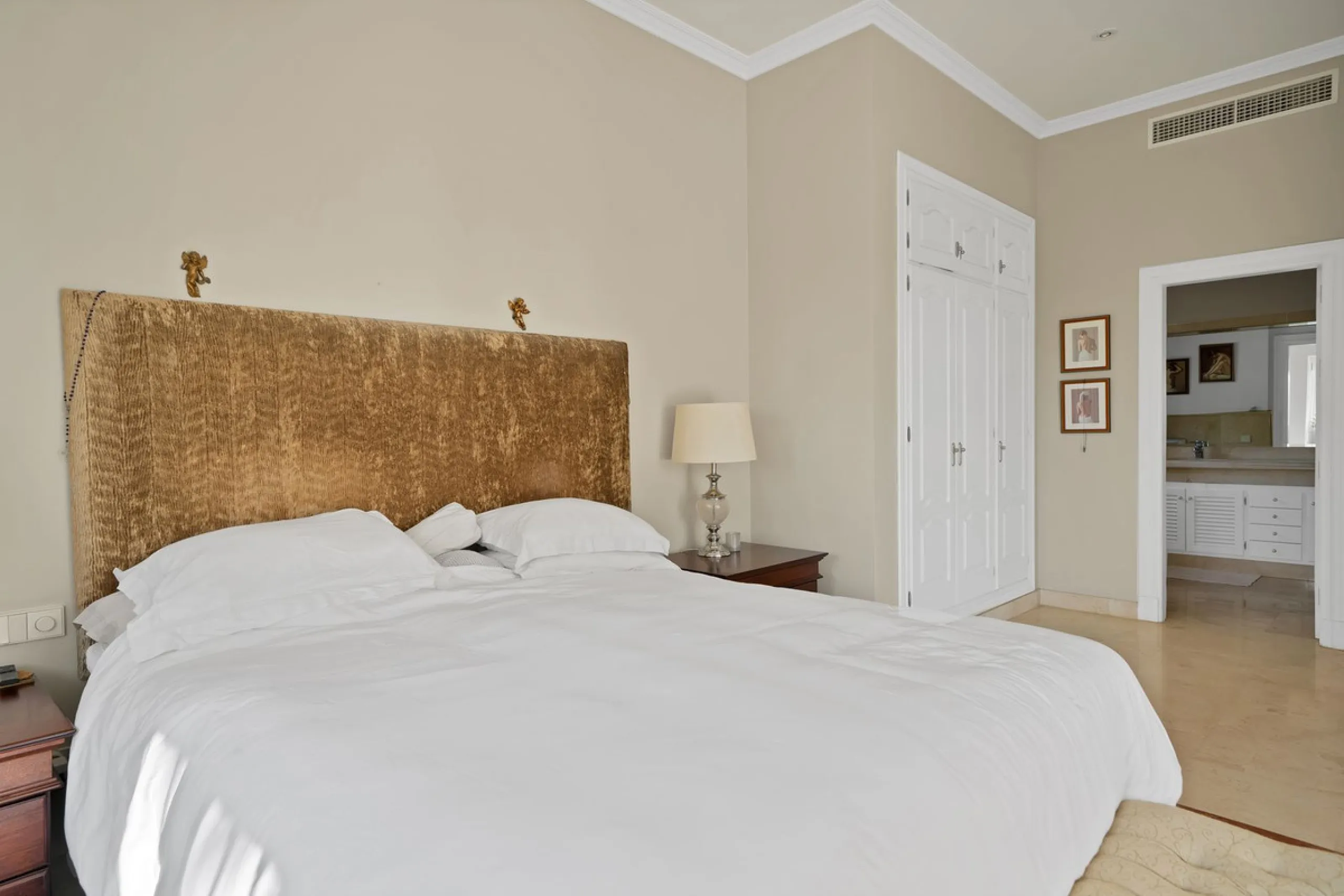 House - Detached Villa в продаже в Marbella, Málaga. В доме 7 спален и 8 ванных комнат. Площадь дома 1133 м². Площадь участка 3149 м²