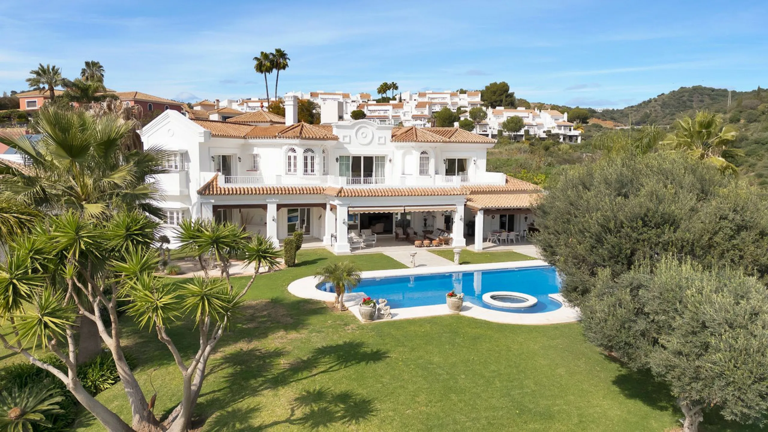House - Detached Villa в продаже в Marbella, Málaga. В доме 7 спален и 8 ванных комнат. Площадь дома 1133 м². Площадь участка 3149 м²