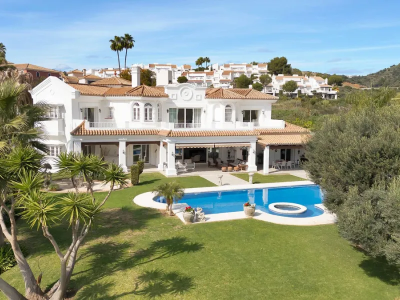 House - Detached Villa в продаже в Marbella, Málaga. В доме 7 спален и 8 ванных комнат. Площадь дома 1133 м². Площадь участка 3149 м²