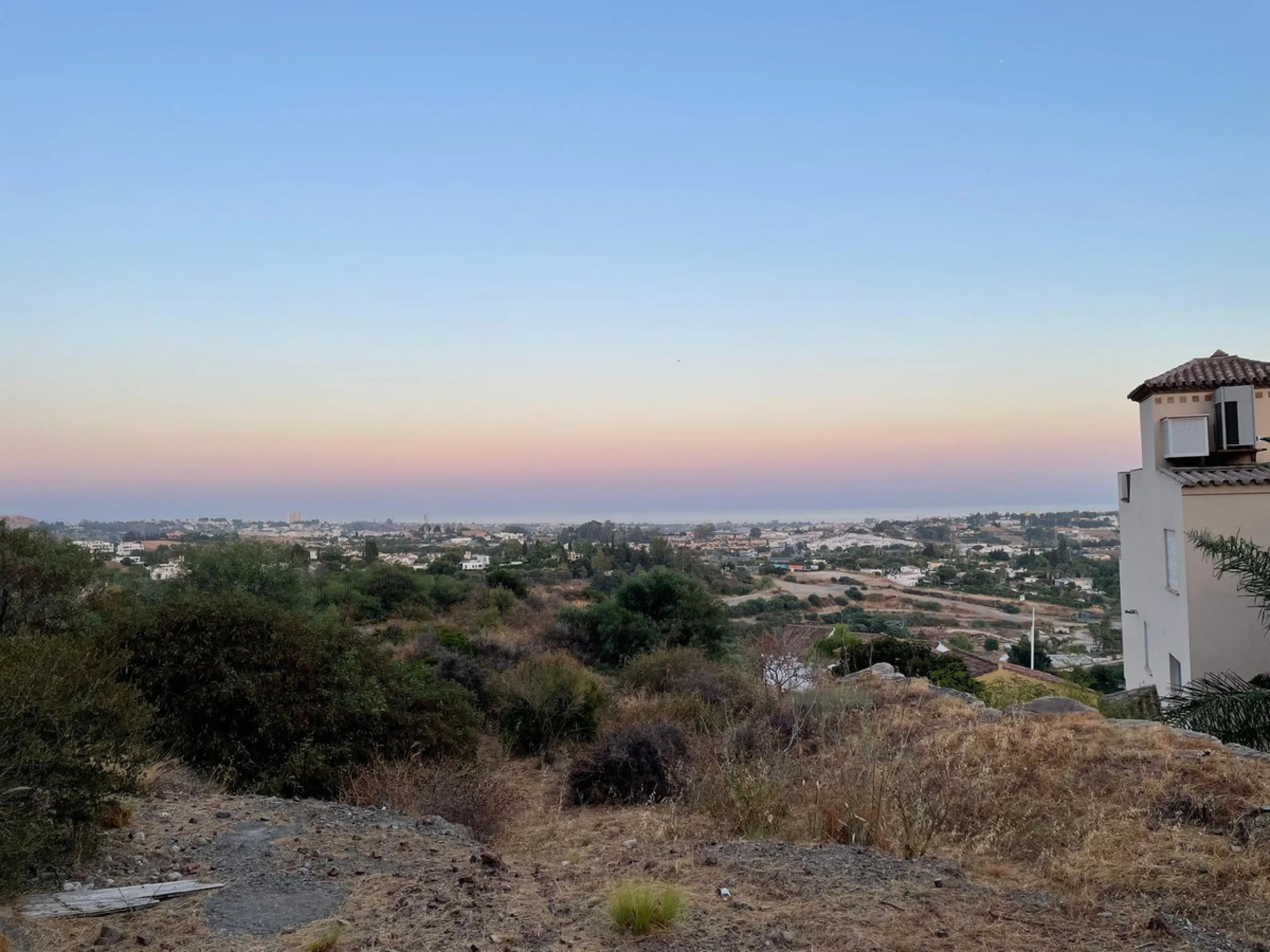 Spacious plot in a gated community of Puerta Del Almendro with an approved project and building license for the construction of three unique villas, designed by one of the most renowned architects on the Costa del Sol.