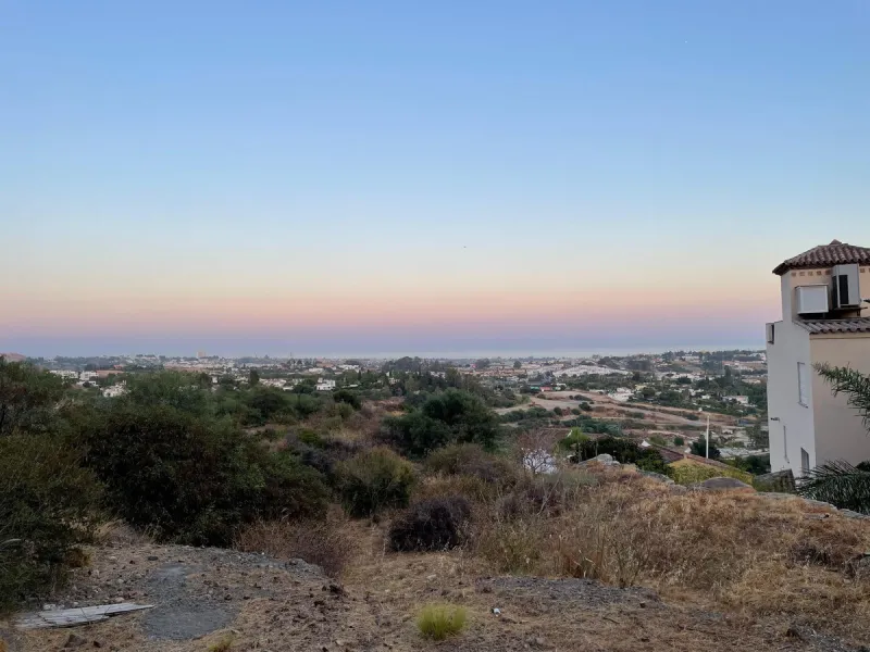 Spacious plot in a gated community of Puerta Del Almendro with an approved project and building license for the construction of three unique villas, designed by one of the most renowned architects on the Costa del Sol.