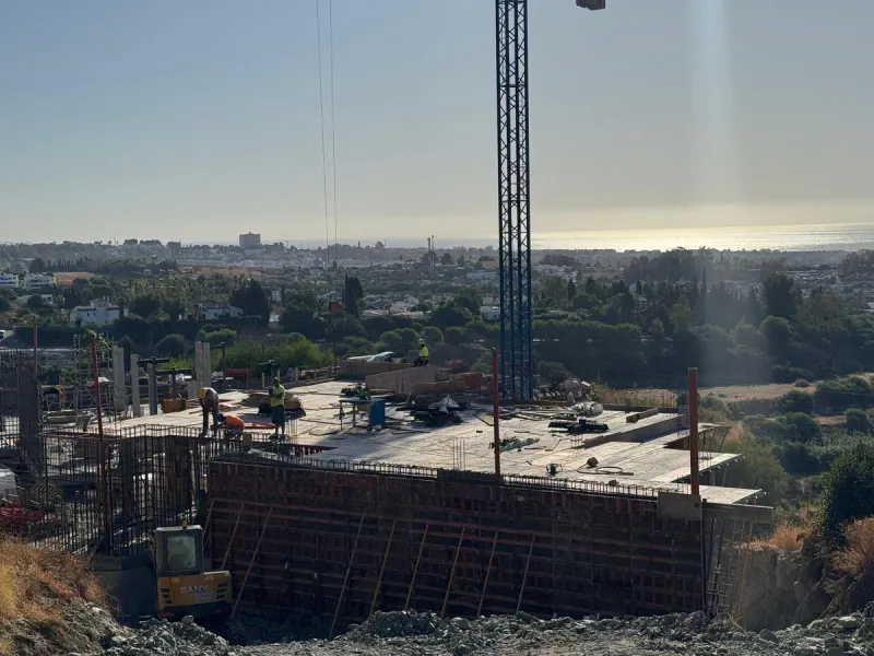 Spacious plot in a gated community of Puerta Del Almendro with an approved project and building license for the construction of three unique villas, designed by one of the most renowned architects on the Costa del Sol.