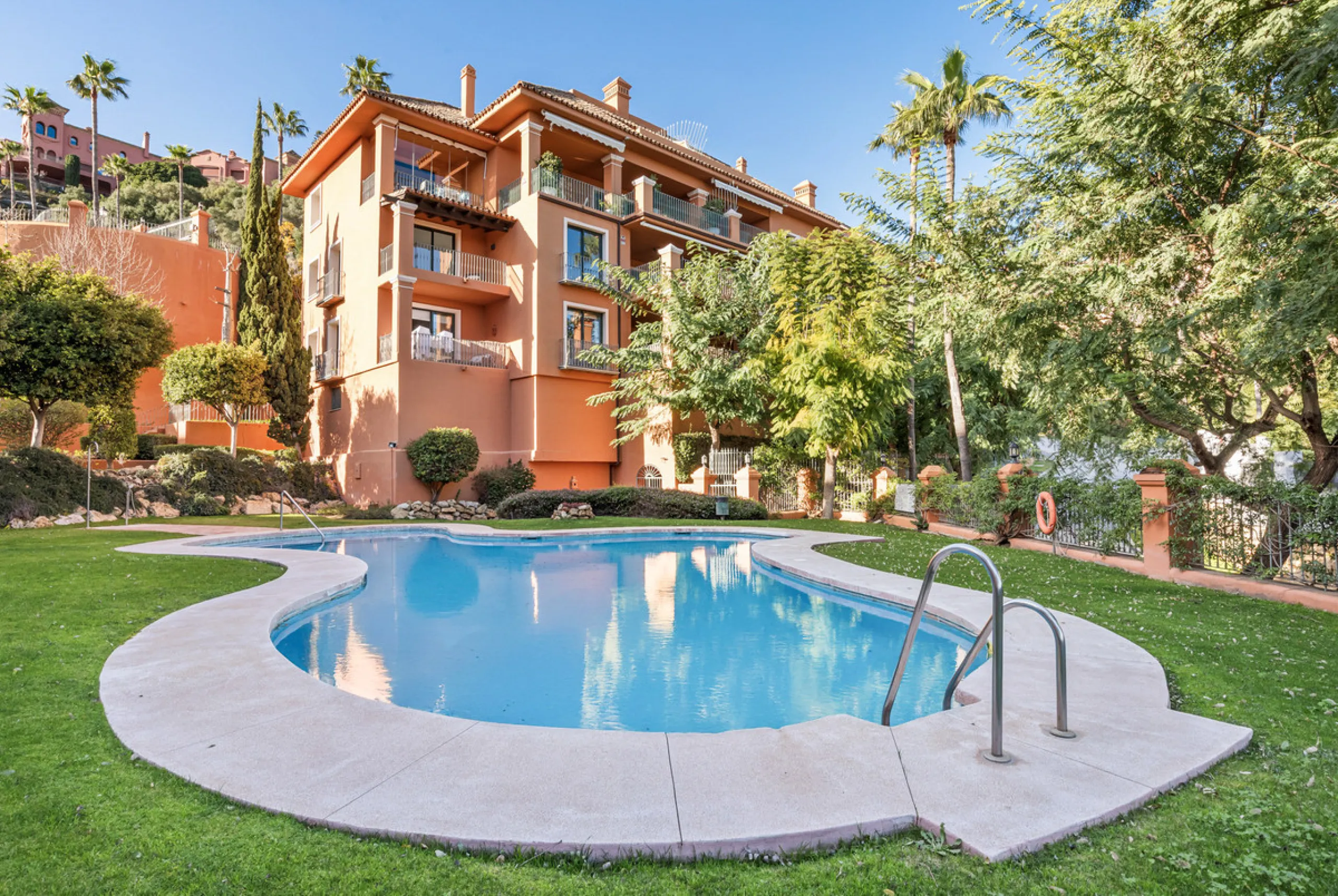 Welcome to this beautiful duplex penthouse located in the exclusive Monte Halcones community in Benahavís, offering privacy, comfort and breathtaking panoramic views of the Mediterranean Sea and surrounding greenery.