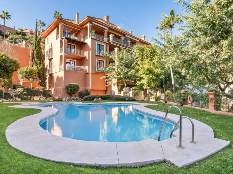 Welcome to this beautiful duplex penthouse located in the exclusive Monte Halcones community in Benahavís, offering privacy, comfort and breathtaking panoramic views of the Mediterranean Sea and surrounding greenery.