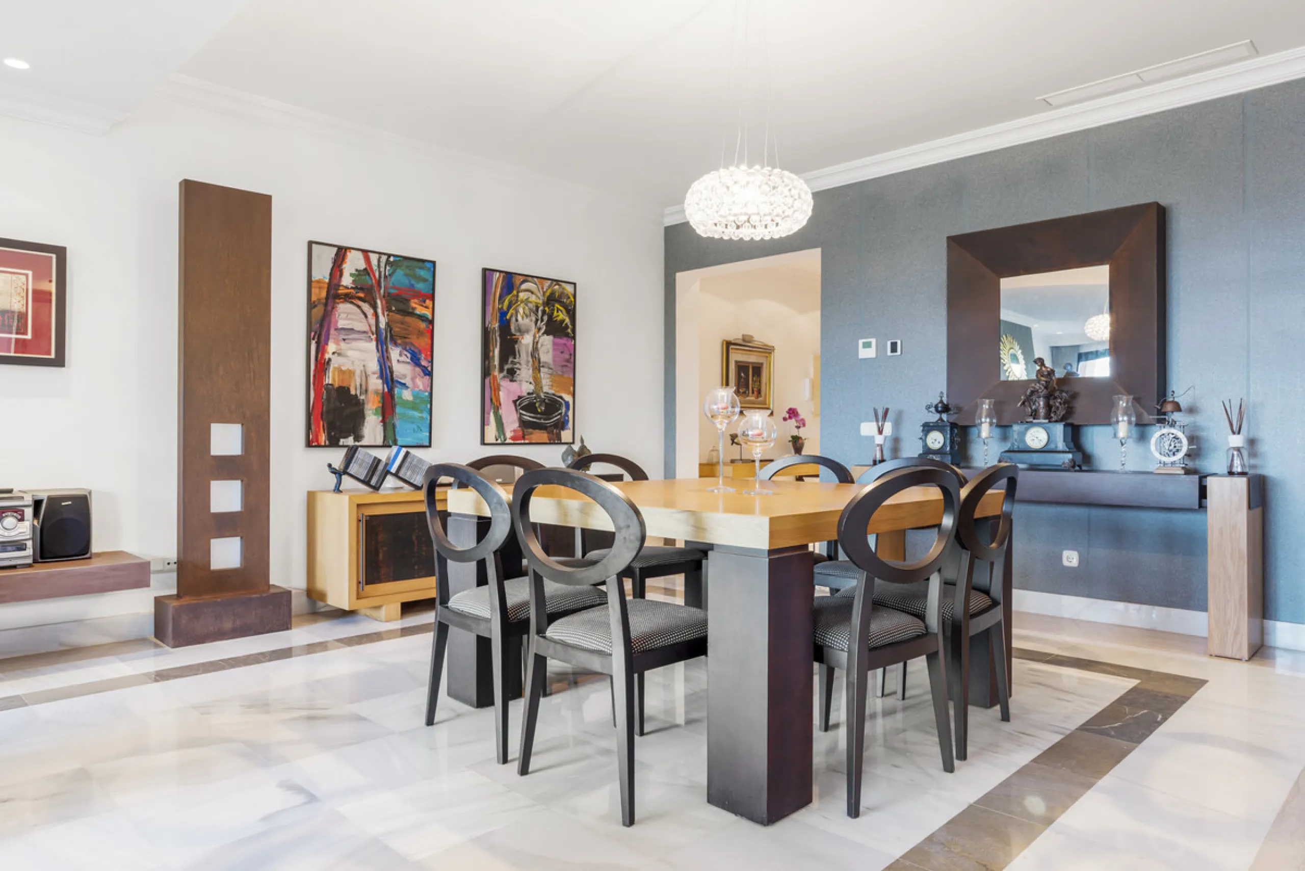 Welcome to this beautiful duplex penthouse located in the exclusive Monte Halcones community in Benahavís, offering privacy, comfort and breathtaking panoramic views of the Mediterranean Sea and surrounding greenery.