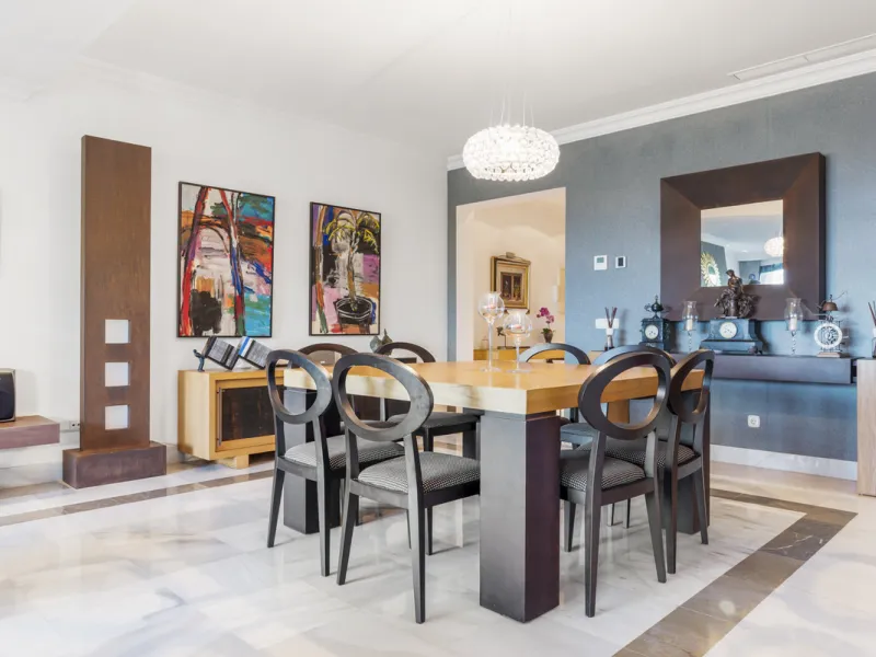 Welcome to this beautiful duplex penthouse located in the exclusive Monte Halcones community in Benahavís, offering privacy, comfort and breathtaking panoramic views of the Mediterranean Sea and surrounding greenery.