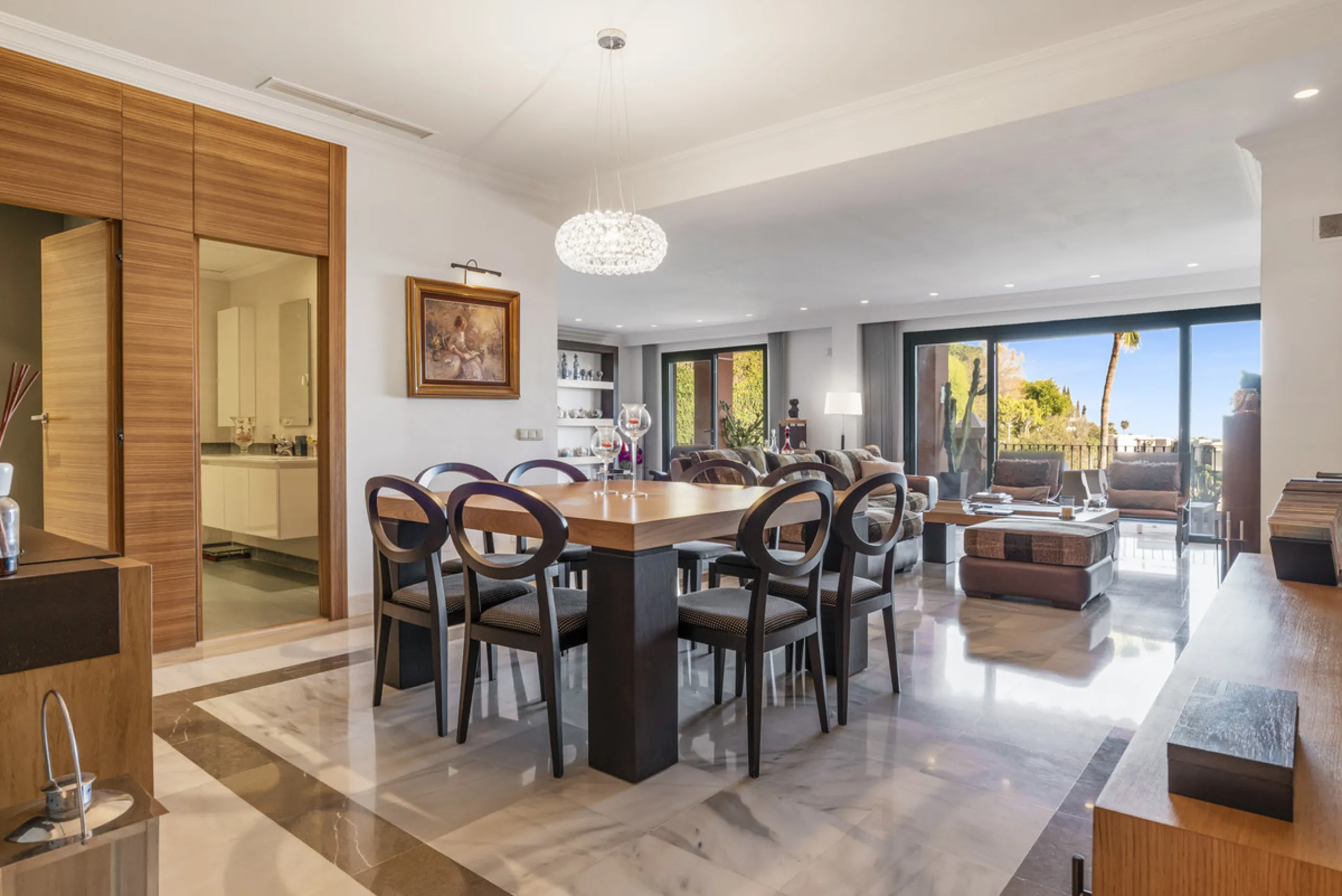 Welcome to this beautiful duplex penthouse located in the exclusive Monte Halcones community in Benahavís, offering privacy, comfort and breathtaking panoramic views of the Mediterranean Sea and surrounding greenery.