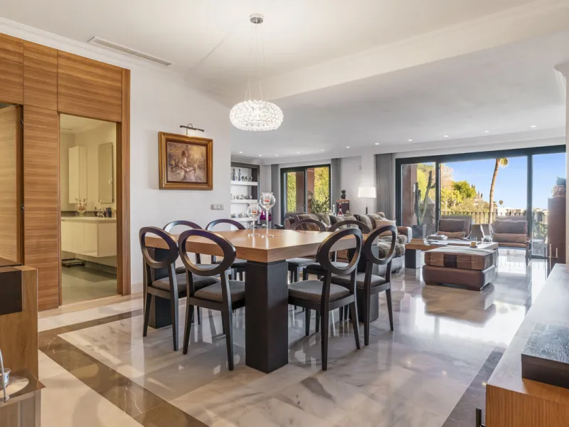 Welcome to this beautiful duplex penthouse located in the exclusive Monte Halcones community in Benahavís, offering privacy, comfort and breathtaking panoramic views of the Mediterranean Sea and surrounding greenery.