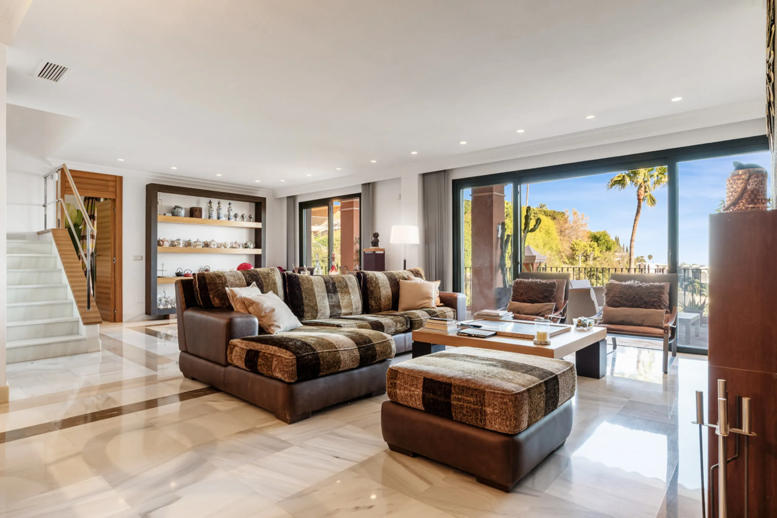 Welcome to this beautiful duplex penthouse located in the exclusive Monte Halcones community in Benahavís, offering privacy, comfort and breathtaking panoramic views of the Mediterranean Sea and surrounding greenery.