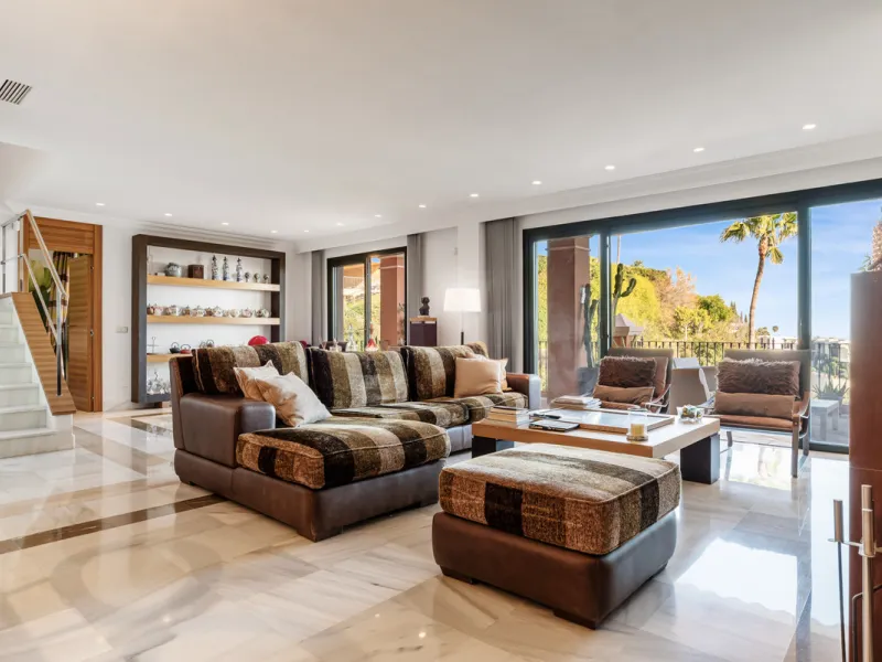 Welcome to this beautiful duplex penthouse located in the exclusive Monte Halcones community in Benahavís, offering privacy, comfort and breathtaking panoramic views of the Mediterranean Sea and surrounding greenery.