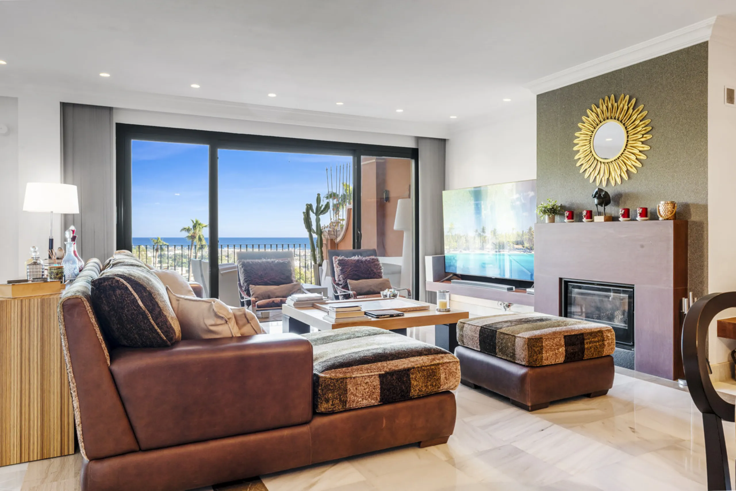 Welcome to this beautiful duplex penthouse located in the exclusive Monte Halcones community in Benahavís, offering privacy, comfort and breathtaking panoramic views of the Mediterranean Sea and surrounding greenery.