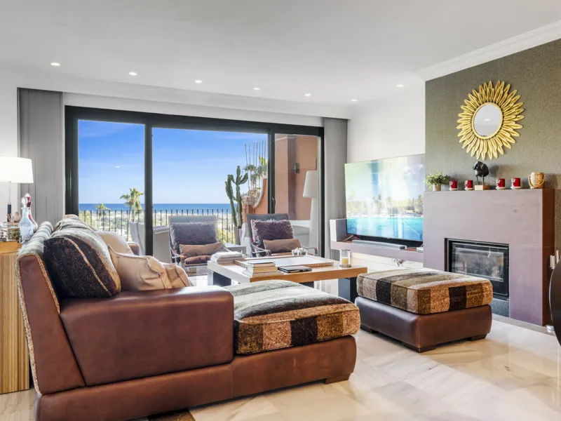 Welcome to this beautiful duplex penthouse located in the exclusive Monte Halcones community in Benahavís, offering privacy, comfort and breathtaking panoramic views of the Mediterranean Sea and surrounding greenery.