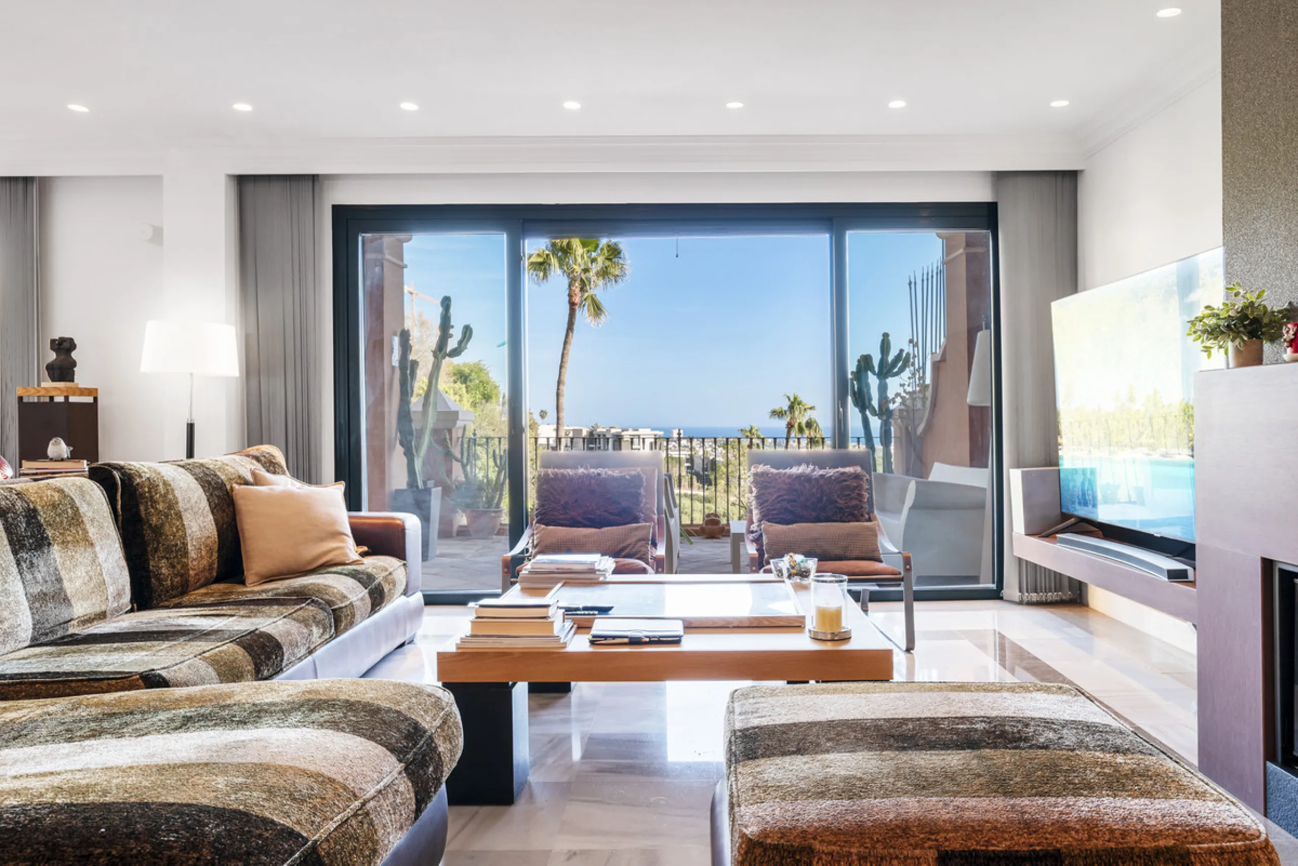 Welcome to this beautiful duplex penthouse located in the exclusive Monte Halcones community in Benahavís, offering privacy, comfort and breathtaking panoramic views of the Mediterranean Sea and surrounding greenery.