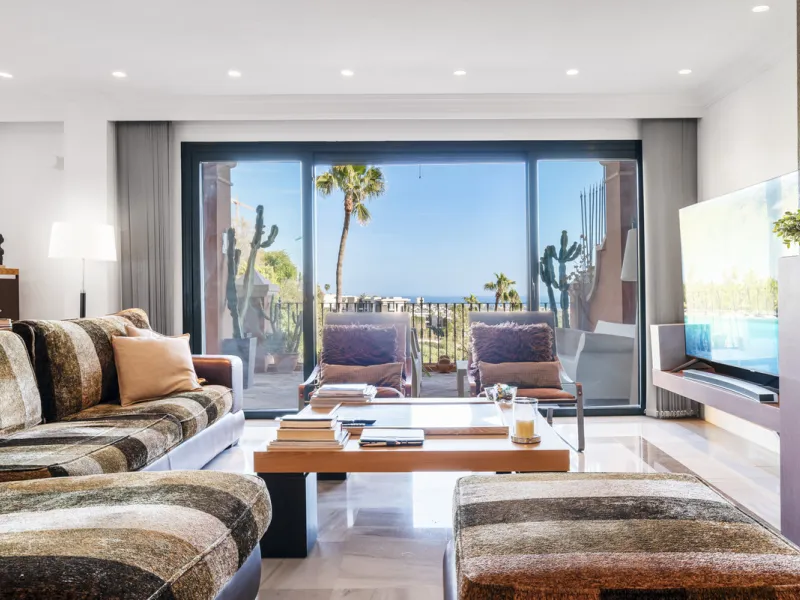 Welcome to this beautiful duplex penthouse located in the exclusive Monte Halcones community in Benahavís, offering privacy, comfort and breathtaking panoramic views of the Mediterranean Sea and surrounding greenery.