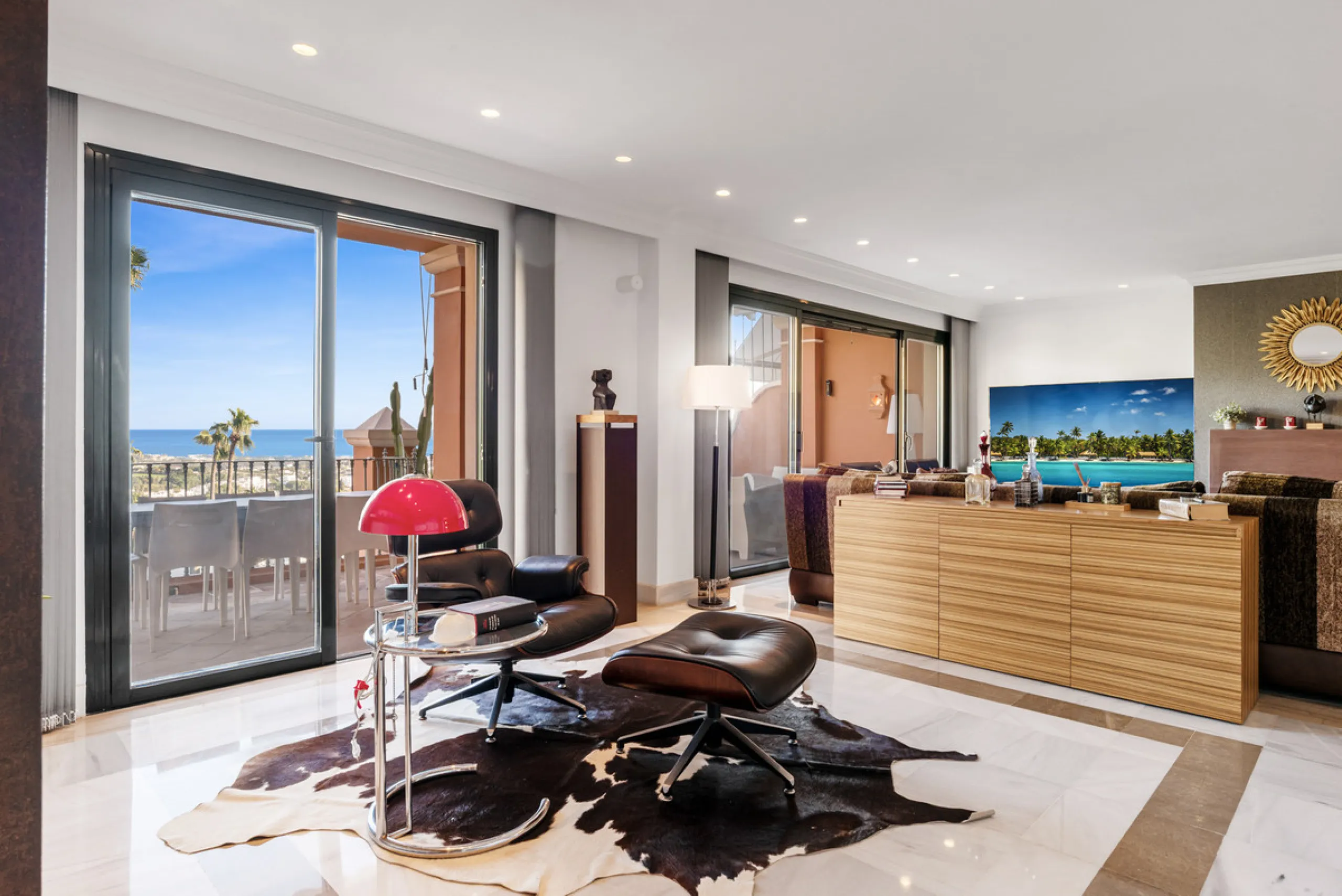 Welcome to this beautiful duplex penthouse located in the exclusive Monte Halcones community in Benahavís, offering privacy, comfort and breathtaking panoramic views of the Mediterranean Sea and surrounding greenery.