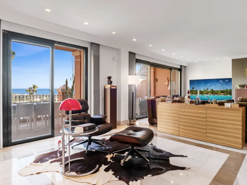 Welcome to this beautiful duplex penthouse located in the exclusive Monte Halcones community in Benahavís, offering privacy, comfort and breathtaking panoramic views of the Mediterranean Sea and surrounding greenery.