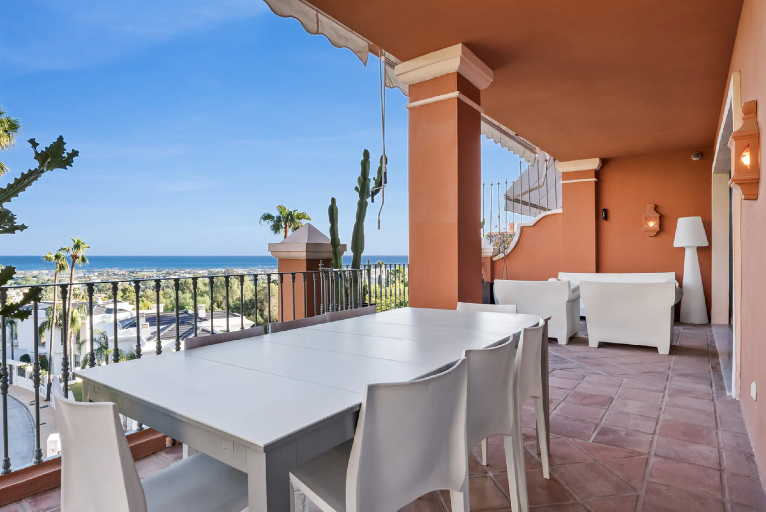 Welcome to this beautiful duplex penthouse located in the exclusive Monte Halcones community in Benahavís, offering privacy, comfort and breathtaking panoramic views of the Mediterranean Sea and surrounding greenery.