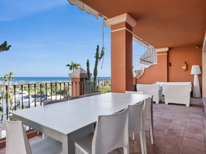 Welcome to this beautiful duplex penthouse located in the exclusive Monte Halcones community in Benahavís, offering privacy, comfort and breathtaking panoramic views of the Mediterranean Sea and surrounding greenery.