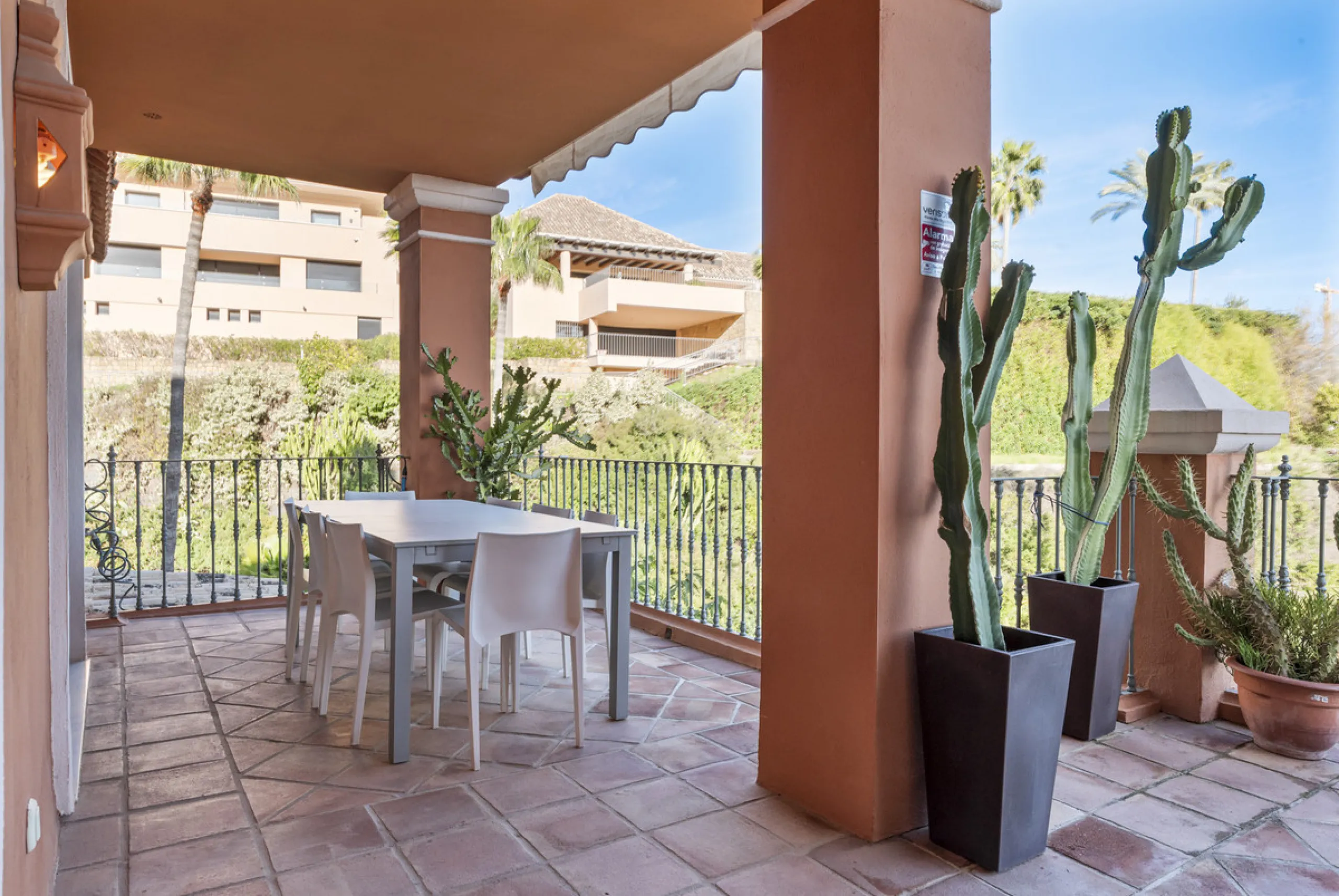 Welcome to this beautiful duplex penthouse located in the exclusive Monte Halcones community in Benahavís, offering privacy, comfort and breathtaking panoramic views of the Mediterranean Sea and surrounding greenery.
