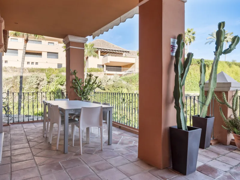 Welcome to this beautiful duplex penthouse located in the exclusive Monte Halcones community in Benahavís, offering privacy, comfort and breathtaking panoramic views of the Mediterranean Sea and surrounding greenery.
