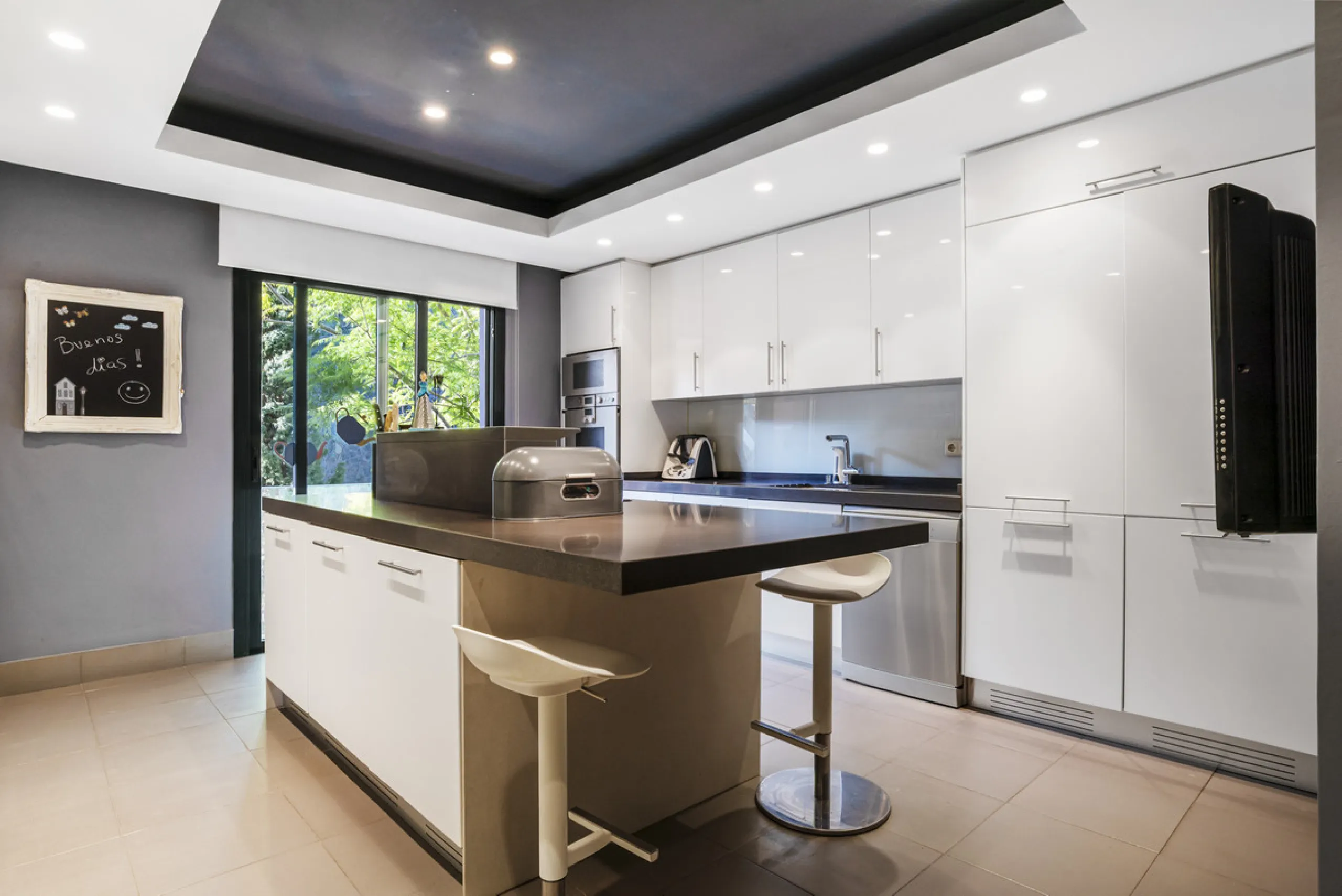 Welcome to this beautiful duplex penthouse located in the exclusive Monte Halcones community in Benahavís, offering privacy, comfort and breathtaking panoramic views of the Mediterranean Sea and surrounding greenery.