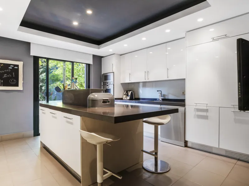 Welcome to this beautiful duplex penthouse located in the exclusive Monte Halcones community in Benahavís, offering privacy, comfort and breathtaking panoramic views of the Mediterranean Sea and surrounding greenery.