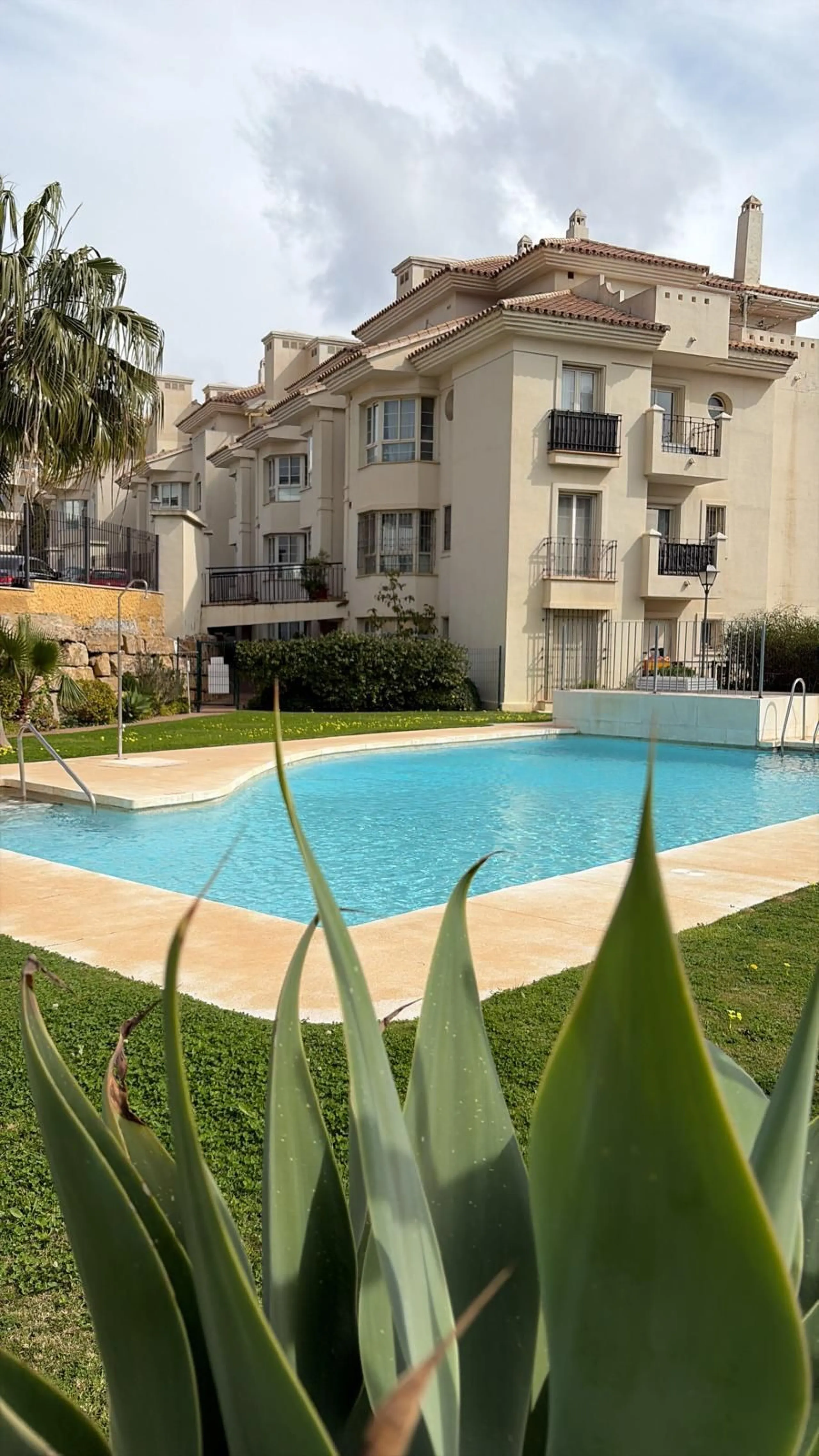 Beautiful apartment for sale in Riviera del Sol, Mijas, located in one of the most sought-after areas of the Costa del Sol, ideal both as an investment and as a holiday home near the sea.