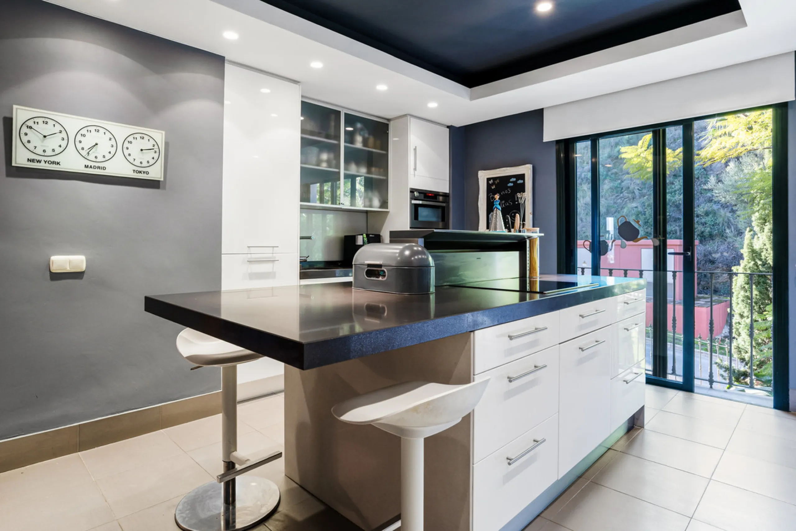 Welcome to this beautiful duplex penthouse located in the exclusive Monte Halcones community in Benahavís, offering privacy, comfort and breathtaking panoramic views of the Mediterranean Sea and surrounding greenery.