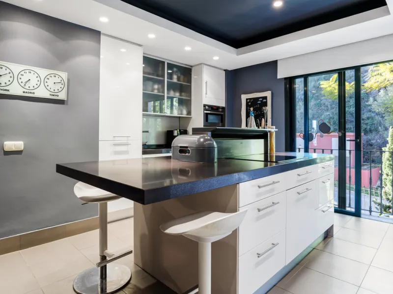 Welcome to this beautiful duplex penthouse located in the exclusive Monte Halcones community in Benahavís, offering privacy, comfort and breathtaking panoramic views of the Mediterranean Sea and surrounding greenery.