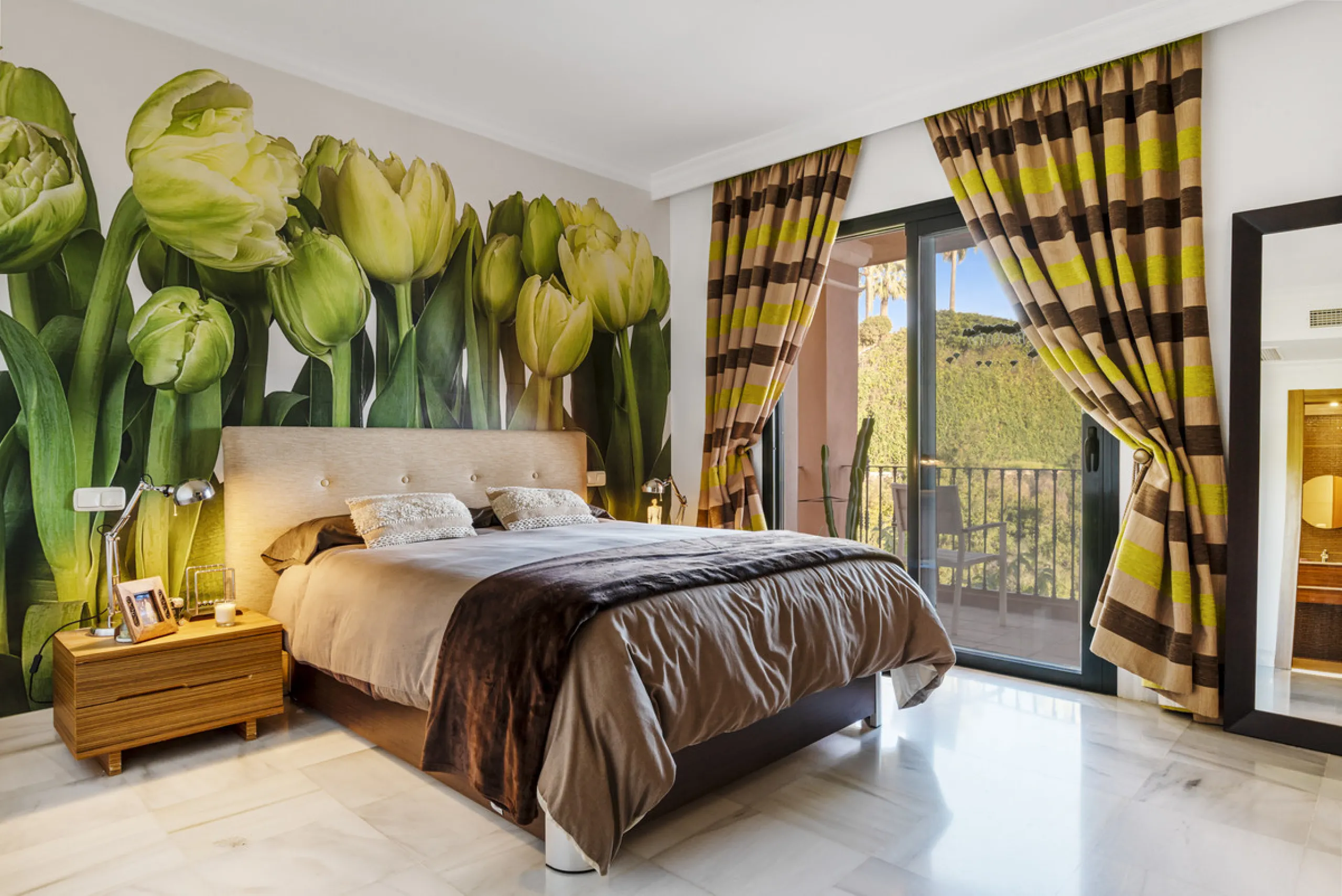 Welcome to this beautiful duplex penthouse located in the exclusive Monte Halcones community in Benahavís, offering privacy, comfort and breathtaking panoramic views of the Mediterranean Sea and surrounding greenery.
