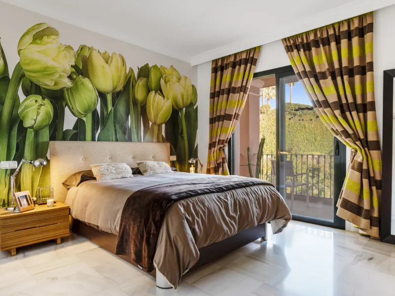 Welcome to this beautiful duplex penthouse located in the exclusive Monte Halcones community in Benahavís, offering privacy, comfort and breathtaking panoramic views of the Mediterranean Sea and surrounding greenery.