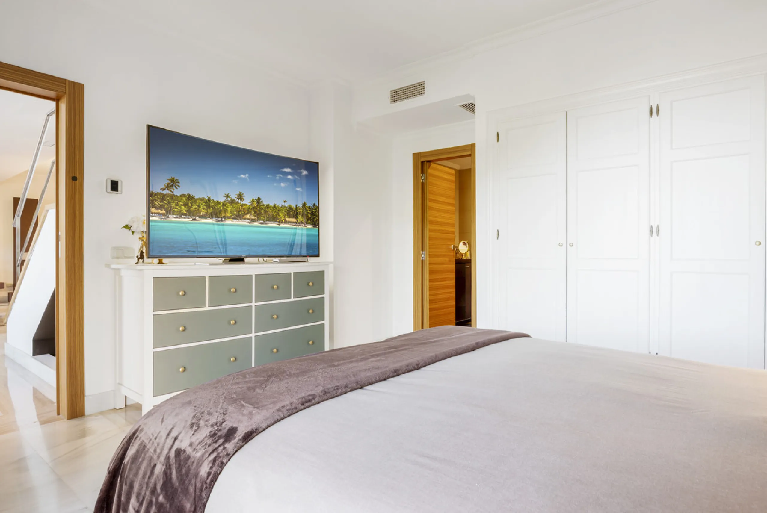 Welcome to this beautiful duplex penthouse located in the exclusive Monte Halcones community in Benahavís, offering privacy, comfort and breathtaking panoramic views of the Mediterranean Sea and surrounding greenery.
