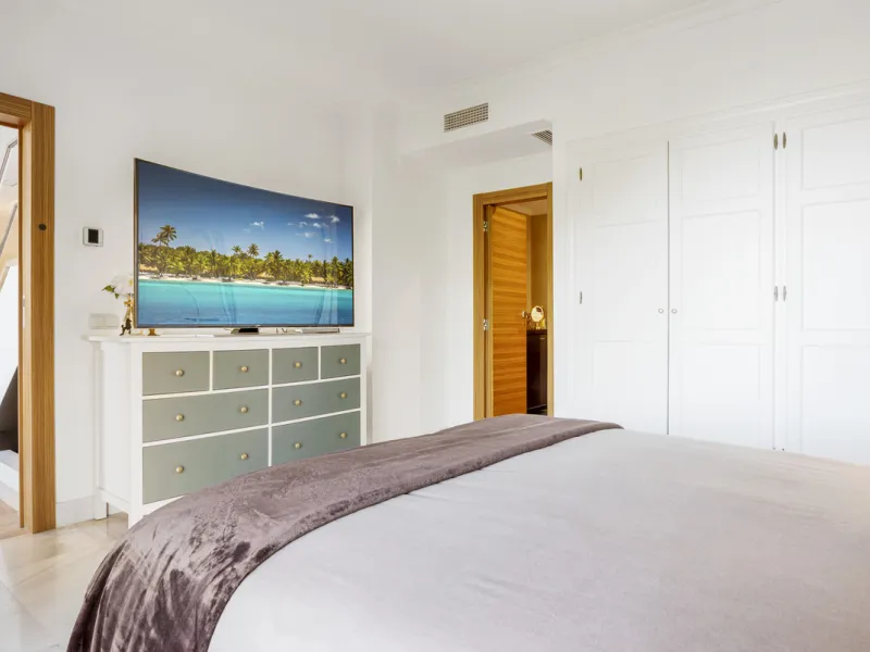 Welcome to this beautiful duplex penthouse located in the exclusive Monte Halcones community in Benahavís, offering privacy, comfort and breathtaking panoramic views of the Mediterranean Sea and surrounding greenery.