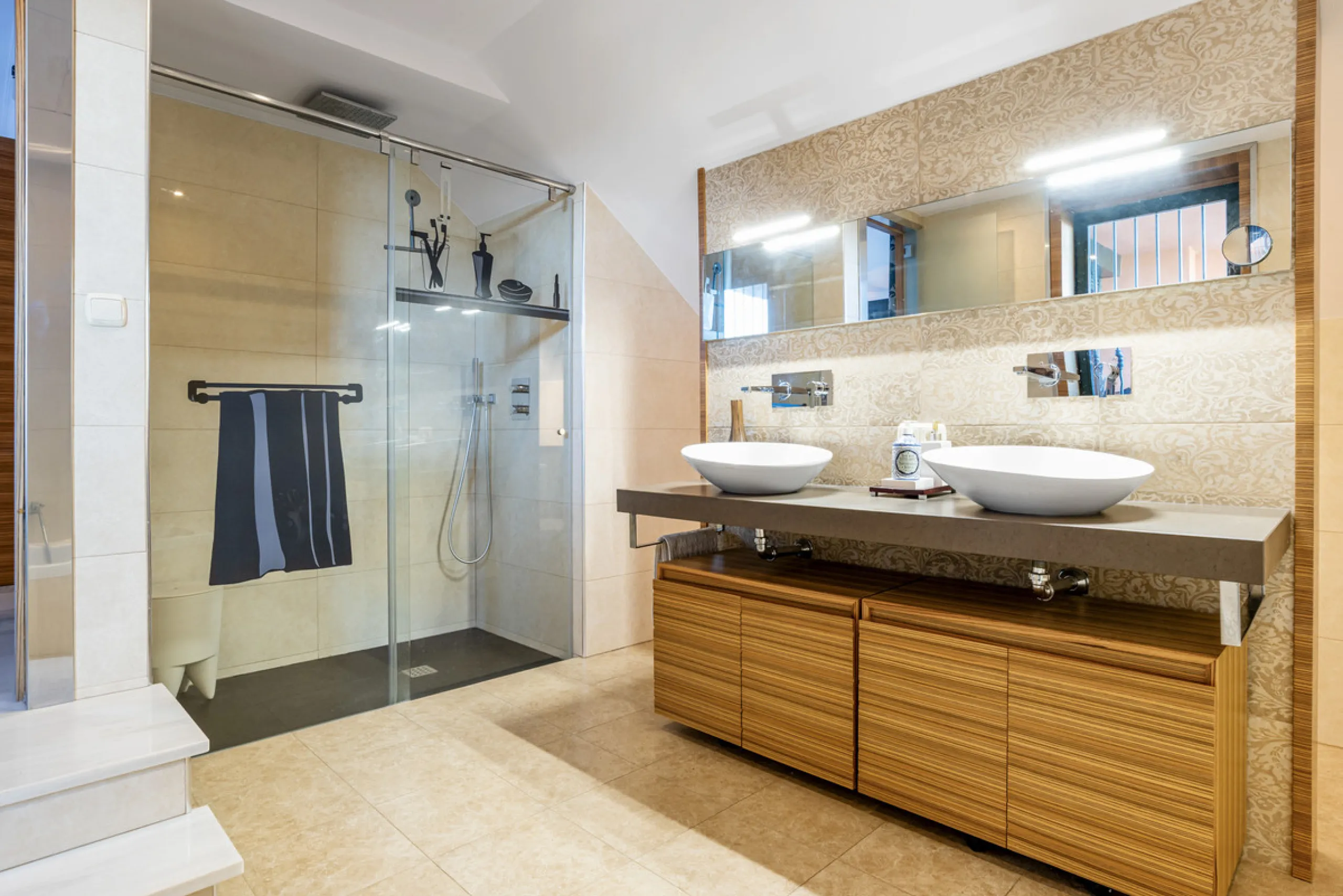 Welcome to this beautiful duplex penthouse located in the exclusive Monte Halcones community in Benahavís, offering privacy, comfort and breathtaking panoramic views of the Mediterranean Sea and surrounding greenery.