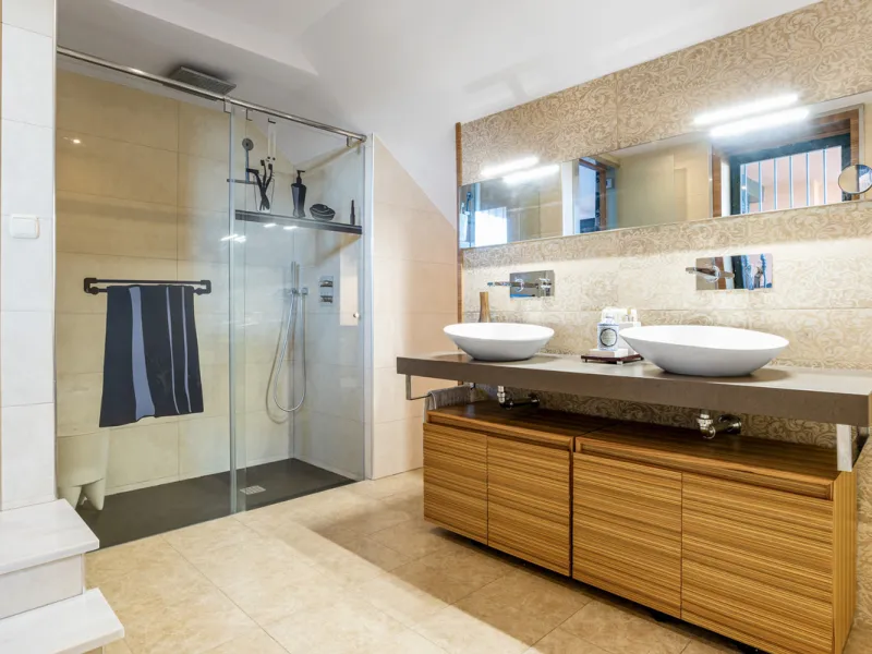 Welcome to this beautiful duplex penthouse located in the exclusive Monte Halcones community in Benahavís, offering privacy, comfort and breathtaking panoramic views of the Mediterranean Sea and surrounding greenery.