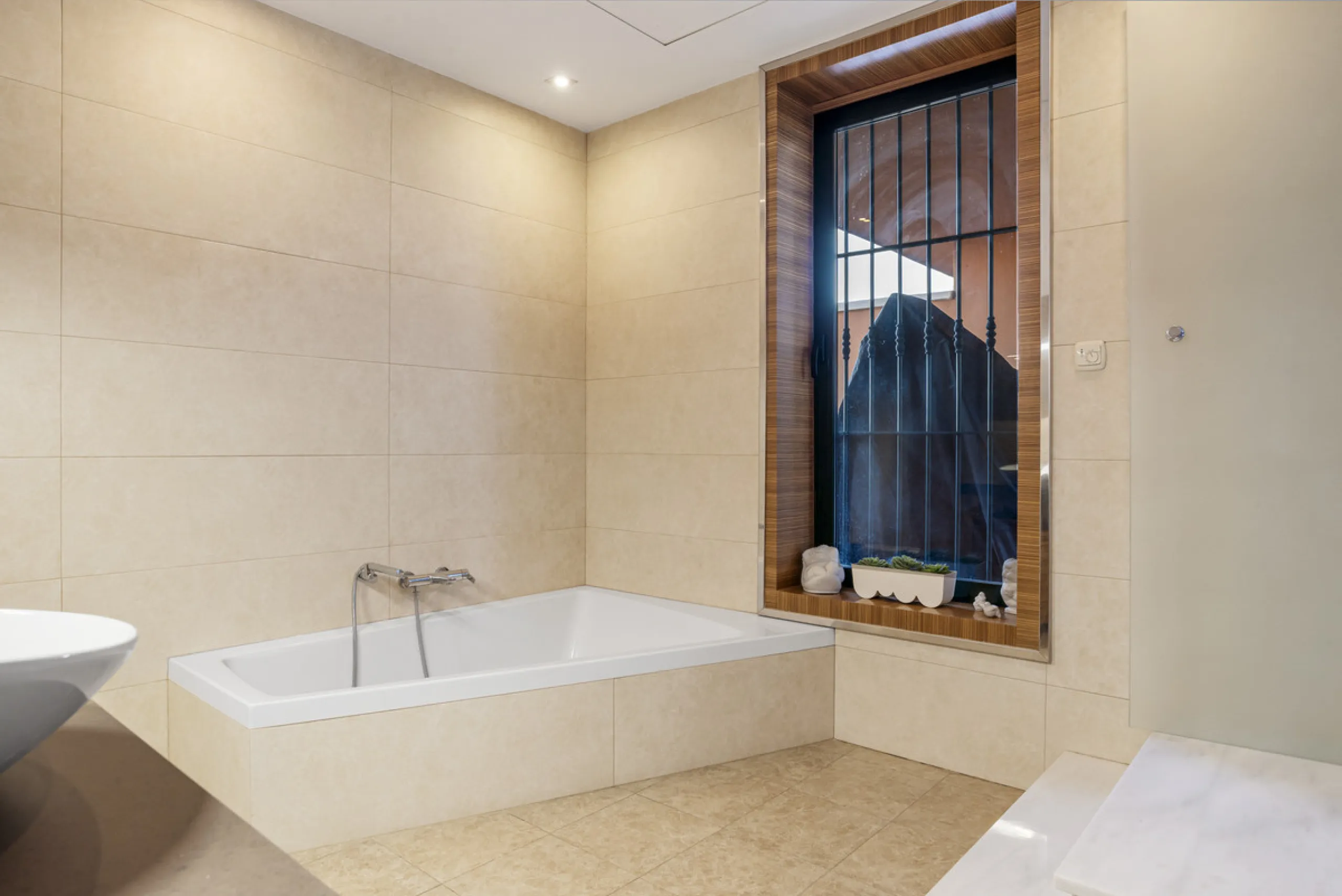 Welcome to this beautiful duplex penthouse located in the exclusive Monte Halcones community in Benahavís, offering privacy, comfort and breathtaking panoramic views of the Mediterranean Sea and surrounding greenery.