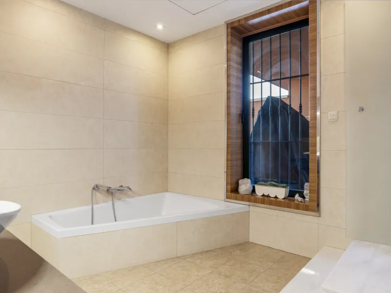 Welcome to this beautiful duplex penthouse located in the exclusive Monte Halcones community in Benahavís, offering privacy, comfort and breathtaking panoramic views of the Mediterranean Sea and surrounding greenery.