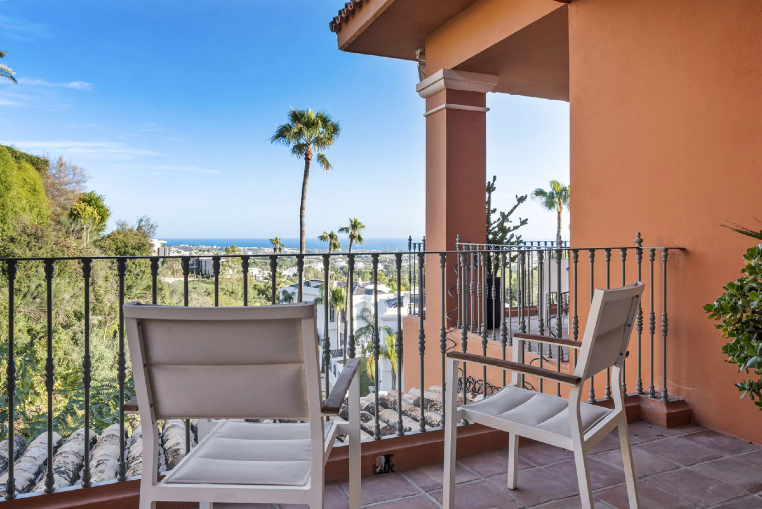 Welcome to this beautiful duplex penthouse located in the exclusive Monte Halcones community in Benahavís, offering privacy, comfort and breathtaking panoramic views of the Mediterranean Sea and surrounding greenery.