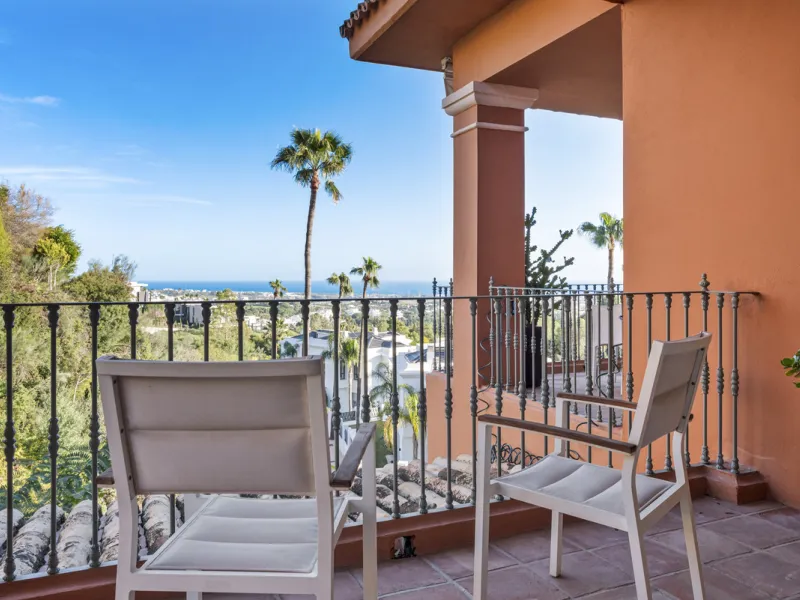Welcome to this beautiful duplex penthouse located in the exclusive Monte Halcones community in Benahavís, offering privacy, comfort and breathtaking panoramic views of the Mediterranean Sea and surrounding greenery.